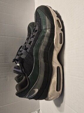 Nike Men's Black and Dark Green Low-Top Sneakers